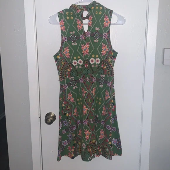 New York & Company: green and floral paisley print sleeveless dress w/ pockets - Picture 6 of 12